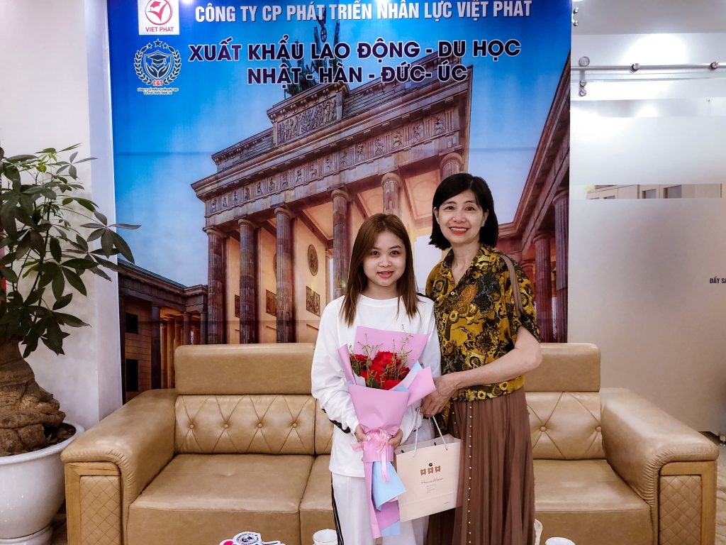 CẤT CÁNH ĐẾN CHLB ĐỨC TIỄN BAY BẠN PHẠM THỊ CHI CHUYÊN NGÀNH ĐIỀU DƯỠNG