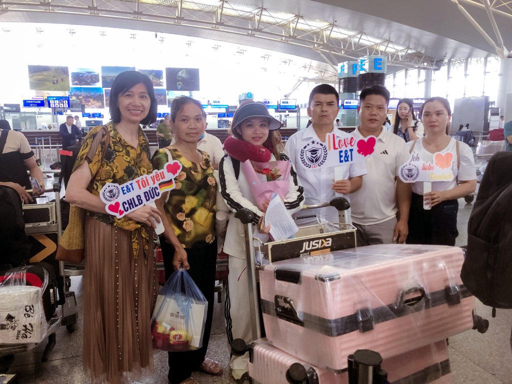 CẤT CÁNH ĐẾN CHLB ĐỨC TIỄN BAY BẠN PHẠM THỊ CHI CHUYÊN NGÀNH ĐIỀU DƯỠNG