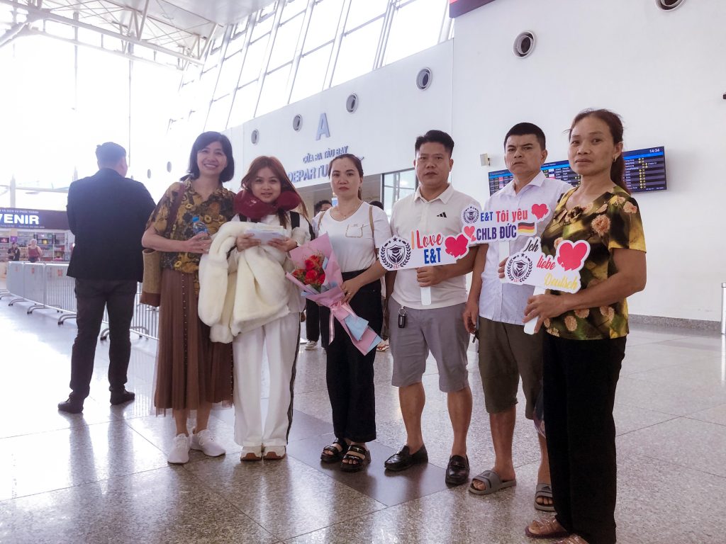 CẤT CÁNH ĐẾN CHLB ĐỨC TIỄN BAY BẠN PHẠM THỊ CHI CHUYÊN NGÀNH ĐIỀU DƯỠNG