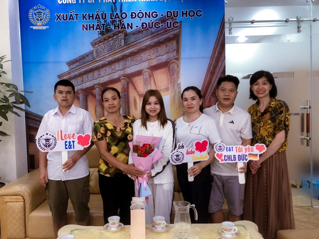CẤT CÁNH ĐẾN CHLB ĐỨC TIỄN BAY BẠN PHẠM THỊ CHI CHUYÊN NGÀNH ĐIỀU DƯỠNG