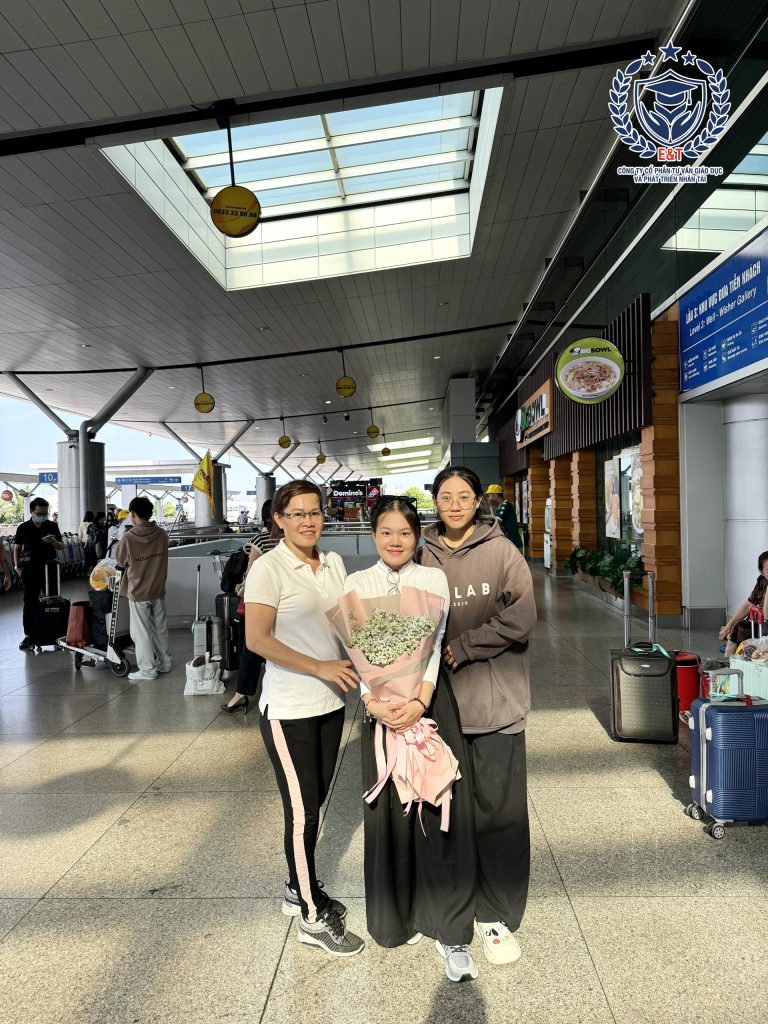 TIỄN BAY BẠN LÊ THỊ YẾN NGÂN NGÀNH HỌC NHÀ HÀNG
