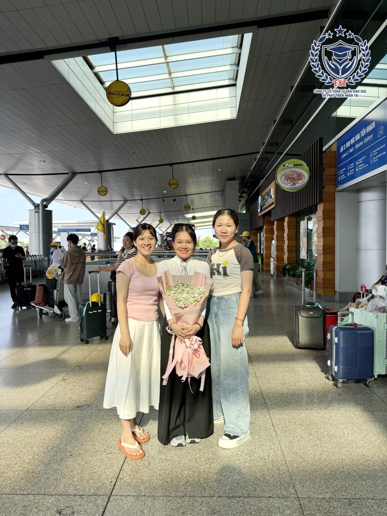 TIỄN BAY BẠN LÊ THỊ YẾN NGÂN NGÀNH HỌC NHÀ HÀNG