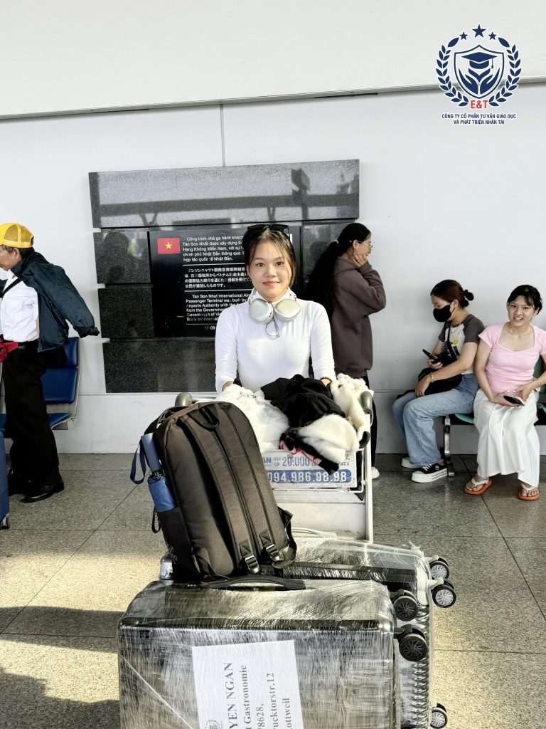 TIỄN BAY BẠN LÊ THỊ YẾN NGÂN NGÀNH HỌC NHÀ HÀNG